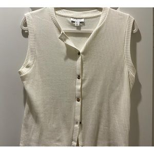 Cream form fitting button up sleeveless top
